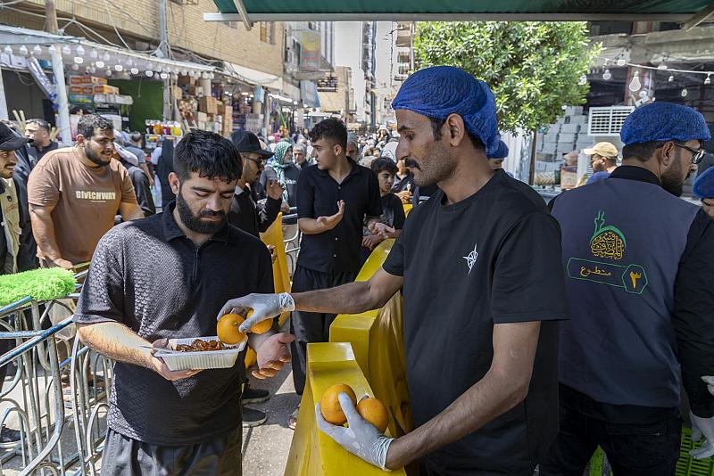 قسم المضيف يقدّم وجبات الطعام لزائري الأربعين على مدار الساعة