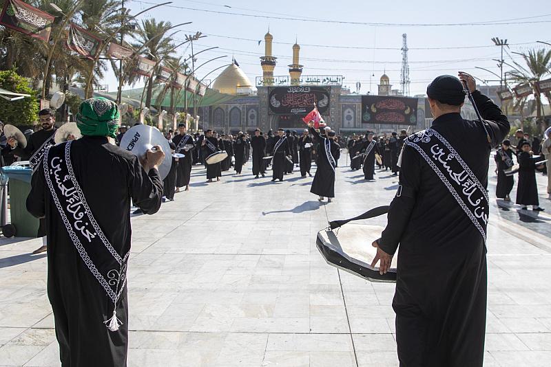 عند العتبتين المقدستين.. مواكب العزاء الكربلائية تحيي ذكرى شهادة النبي (صلى الله عليه وآله)
