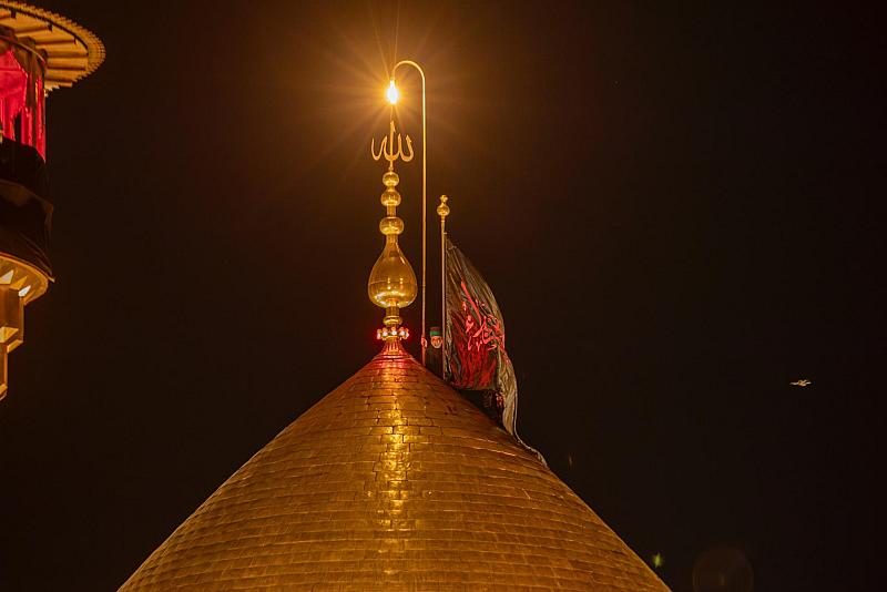 استبدال راية قبة مرقد أبي الفضل العباس (عليه السلام) مع حلول شهر المحرّم الحرام