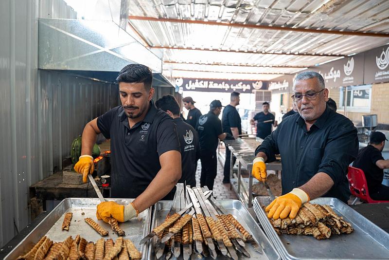 عبر موكبها الخدمي.. جامعة الكفيل تقدّم خدماتها لزائري الأربعين