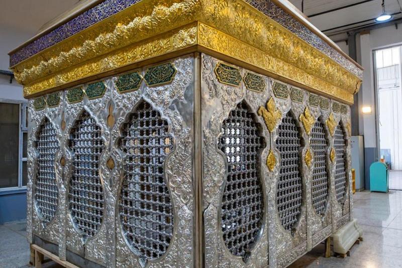 بالصّور: أناملُ خَدَمة كافلِها يصوغون الملامحَ الأوّلية لشبّاك مرقد السيّدة زينب (عليها السلام)