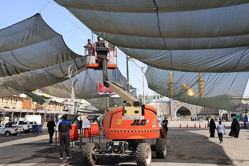 قسم الصيانة يباشر بأعمال رفع قماش الساران من الشوارع المؤدية إلى العتبة العباسية المقدسة