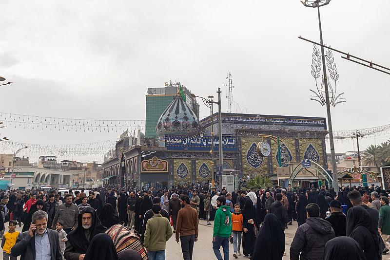 جموع الزائرين المهنئين تتوافد إلى مقام الإمام المهدي (عجّل الله فرجه) لإحياء ذكرى ولادته