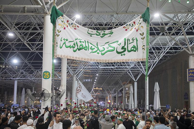 موكب أهالي كربلاء يحيي عيد الغدير عند مرقد الإمام علي (عليه السلام)