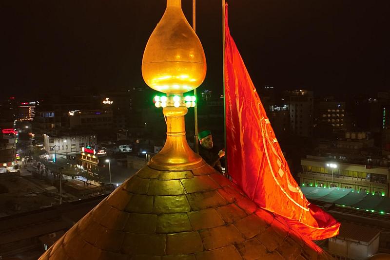 استبدال راية قبة مرقد أبي الفضل العباس (عليه السلام) مع انتهاء موسم الاحزان