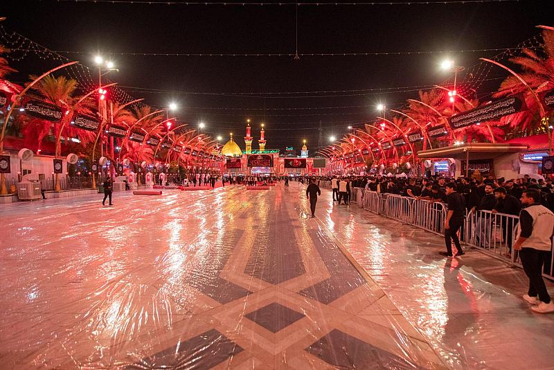 استعدادًا لعزاء ركضة طويريج.. قسم بين الحرمين يفرش الساحة الوسطية بـ 10 آلاف متر مربع من السجاد الأحمر