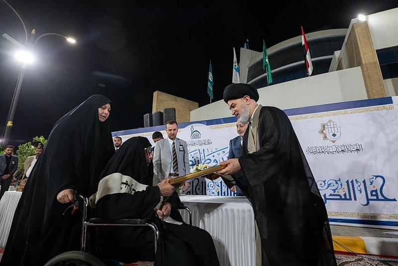 سماحة السيد الصافي يكرّم عددًا من عوائل الشهداء في ختام حفل تخرج بنات الكفيل التاسع