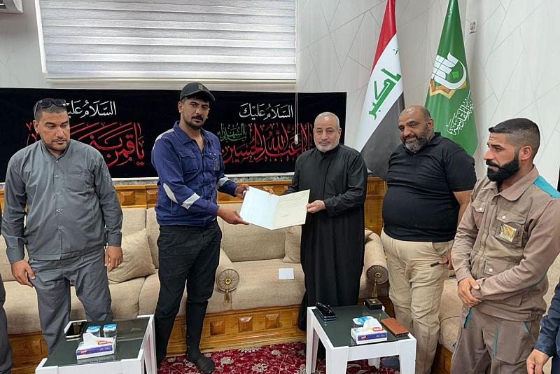 العتبة العبّاسية المقدّسة تكرّم أحد منتسبيها لتميّزه في أعمال التحضيرات لزيارة الأربعين