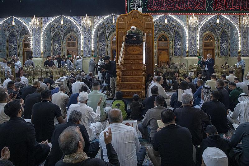 جموع الزائرين تشارك بقراءة دعاء كميل عند مرقد أبي الفضل العباس (عليه السلام)