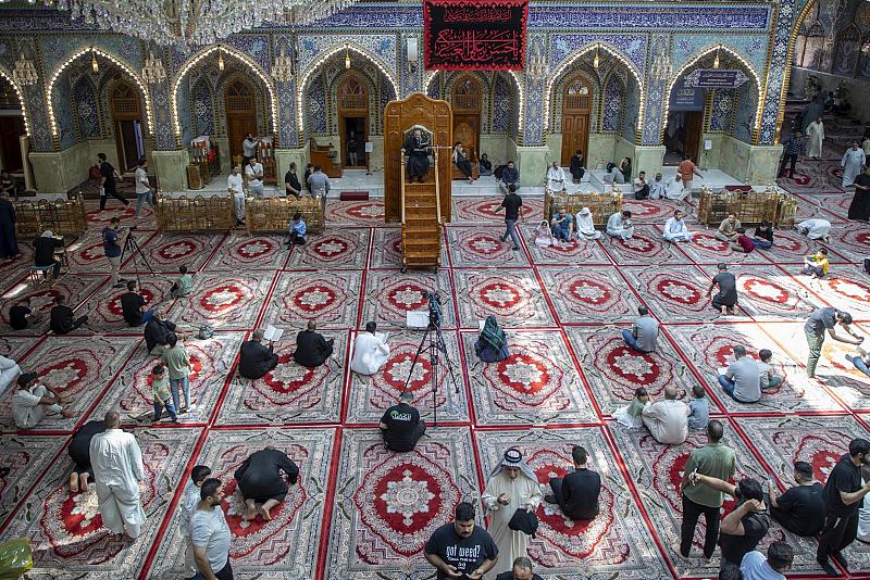 الزائرون يؤدون قراءة دعاء الندبة عند مرقد أبي الفضل العباس (عليه السلام)