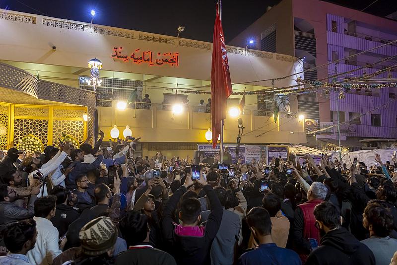 العتبة العباسية المقدسة ترفع راية أبي الفضل العباس (عليه السلام) في مدينة حيدر آباد الباكستانية