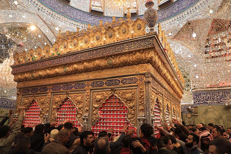 جموع الزائرين تحيي ذكرى وفاة السيدة أمّ البنين (عليها السلام) في كربلاء