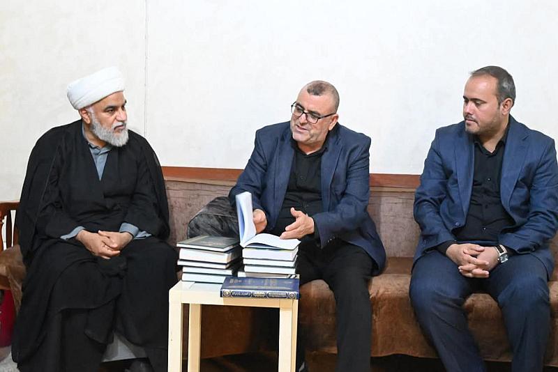 قسم شؤون المعارف يهدي مكتبة أُسرة الشيخ عباس الخويبراوي مجموعة من إصداراته