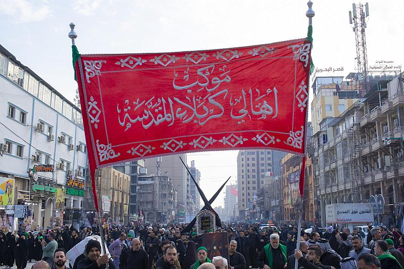 تشييع النعش الرمزي للسيدة زينب (عليها السلام) عند المرقدين الطاهرين