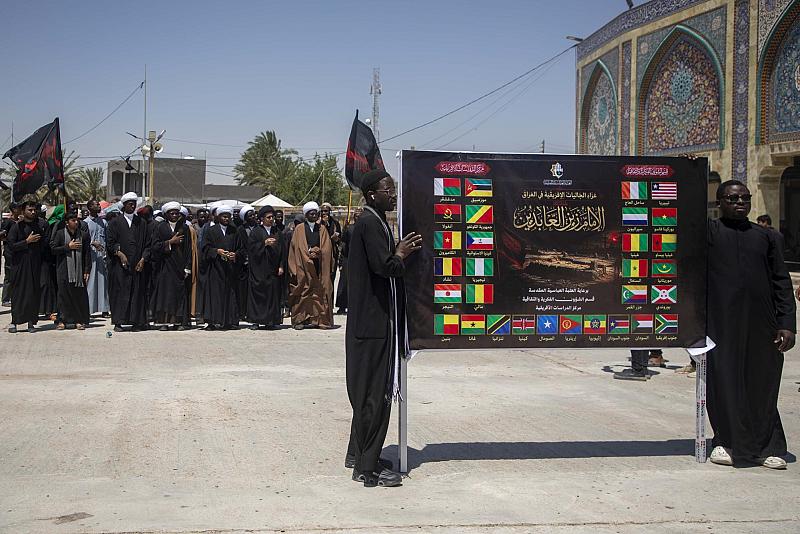 قسم الشؤون الفكرية ينظّم مسيرةً عزائية لطلبة الجالية الإفريقية في بابل