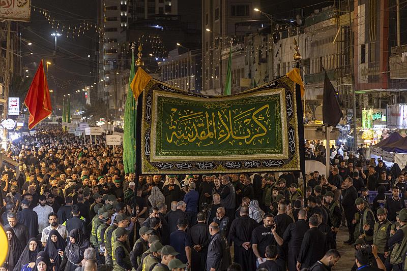 موكب أهالي كربلاء يحيي ذكرى شهادة الإمام الجواد (عليه السلام) في مدينة الكاظمية