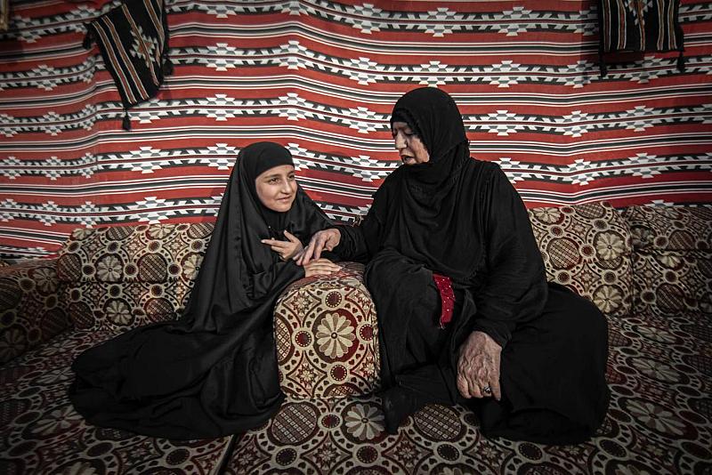 تقول الحاجّة أم ماجد: ليس لدينا غير الحسين (عليه السلام)، وعندما تنتهي الزيارة أصاب بالوحشة والضيق، وأعدّ الأيّام حتّى تعود أيّام الخدمة في العام القادم. أمّ ماجد رغم حالتها الصحّية المتعَبَة، لم تتوقّف عن الخدمة في محافظة البصرة منذ عام ٢٠٠٣