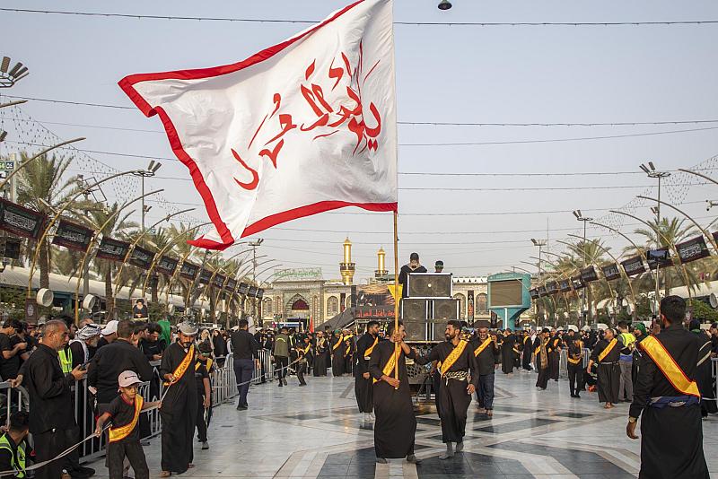 مواكب العزاء تستذكر تضحيات الإمام الحسين (عليه السلام) في ذكرى الأربعين