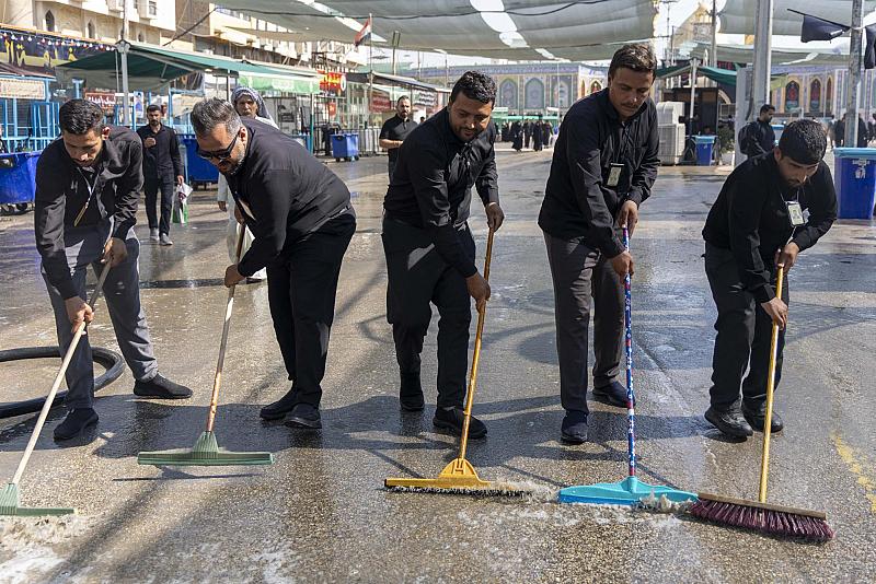 قسم الشؤون الخدمية ينفذ حملة لغسل محيط العتبة العباسية المقدسة وتنظيفه
