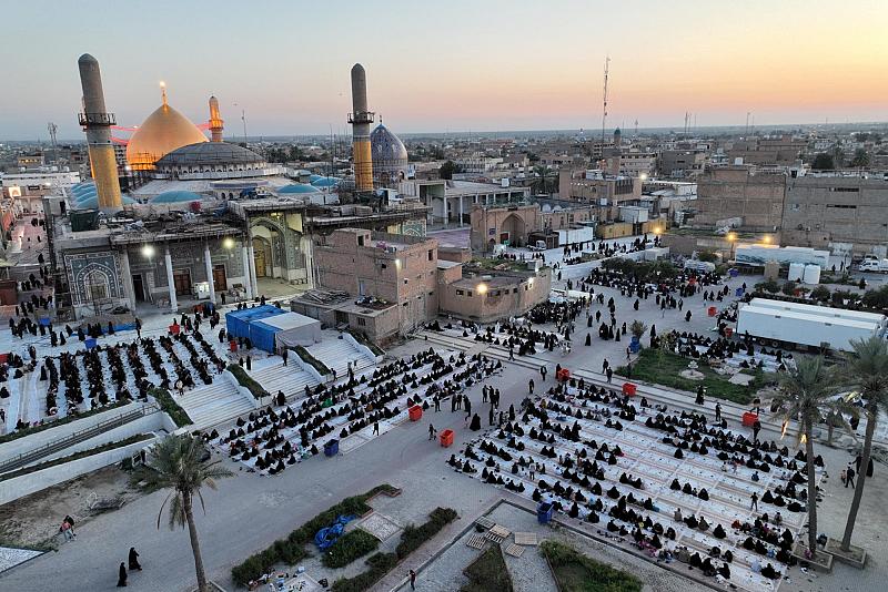 في خمسة مواقع مختلفة.. العتبة العباسية المقدسة تقيم مأدبة إفطار لزائري سامراء