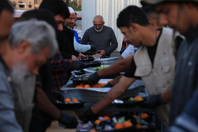 العتبة العباسية تشرع بتقديم وجبات الطعام إلى النازحين السوريين