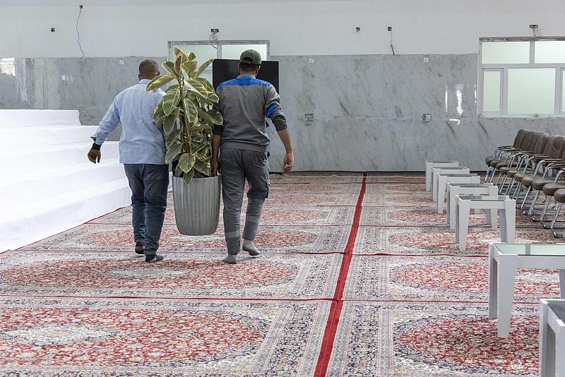 مشاتل الكفيل تزيّن مجمّع أبي الفضل العباس (عليه السلام) بالورود