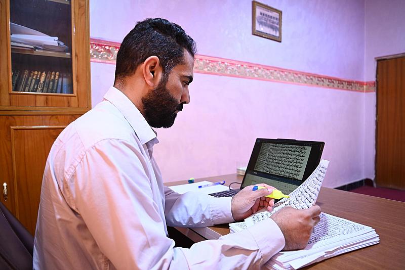 قسم شؤون المعارف يوضح مراحل التنضيد المعتمدة في إصدارات مركز تراث الجنوب