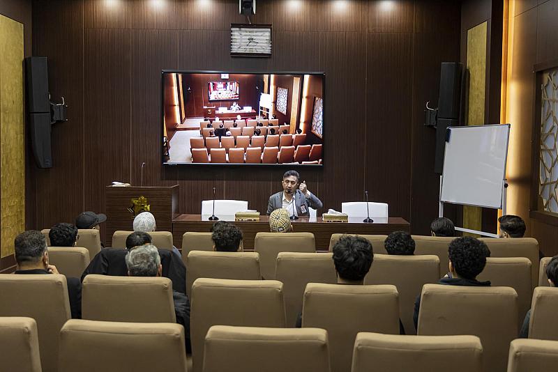 قسم العلاقات العامة يقدّم محاضرة حول تاريخ مدينة كربلاء لوفدٍ أجنبي
