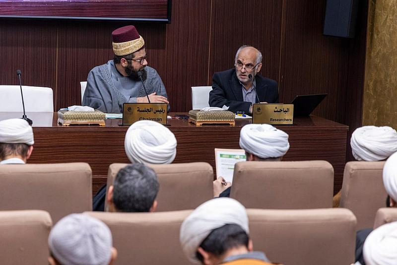 باحث يستعرض كتاب (مجالس طريق الحق) بوصفه تقريرًا لمحاضرات الأخلاق للسيد المجاهد