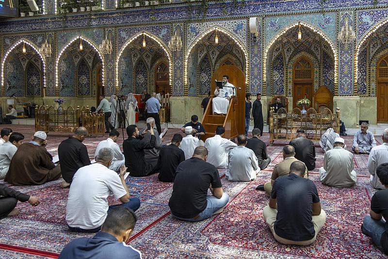 الزائرون يؤدون مراسم قراءة دعاء الندبة في صحن مرقد أبي الفضل العباس (عليه السلام)