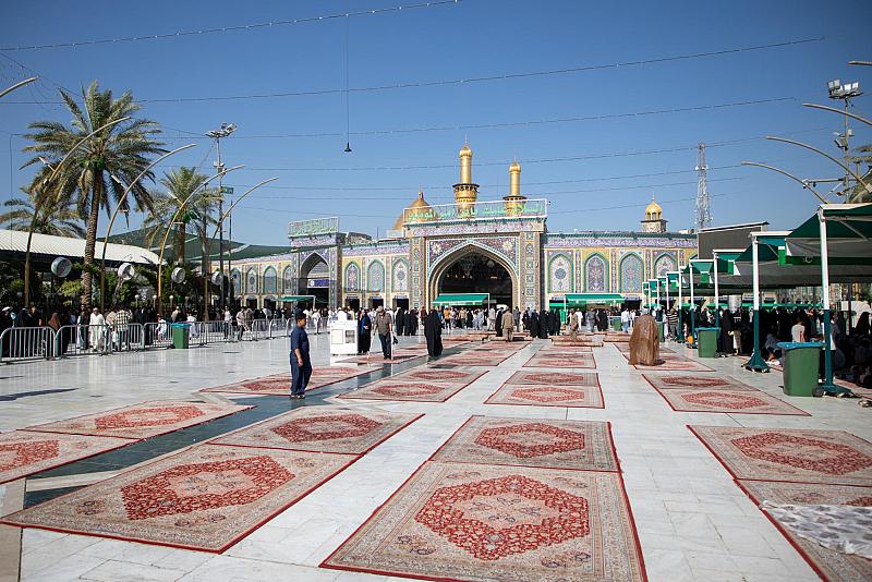 لتأدية مراسم الزيارة.. ملاكاتُ قسم بين الحرمين تهيّئ الساحة الوسطية لاستقبال الزائرين في يوم الجمعة