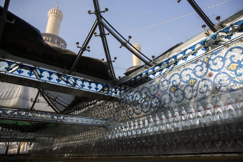 اللّمسات الأخيرة لتركيب قطع مرايا السطح الداخليّ لمشروع تسقيف صحن أبي الفضل العبّاس(عليه السلام)..