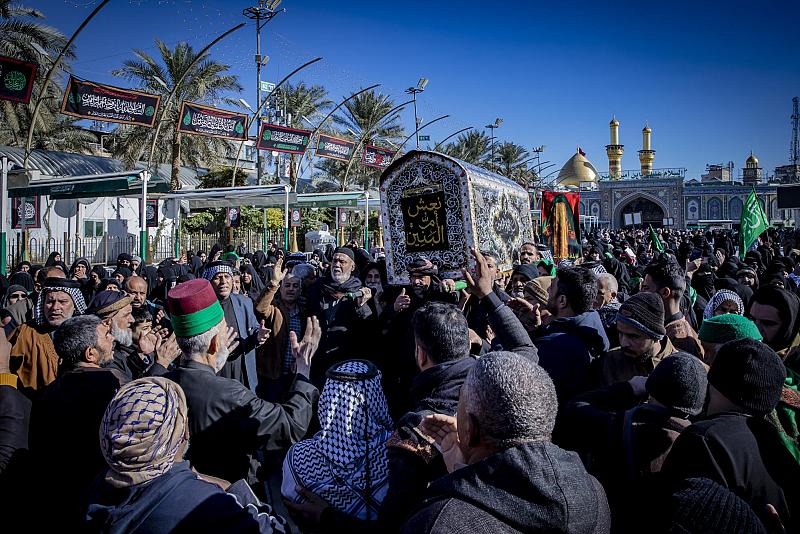 جموع المؤمنين يشيّعون النعش الرمزي للسيدة أم البنين (عليها السلام) عند العتبتين المقدستين
