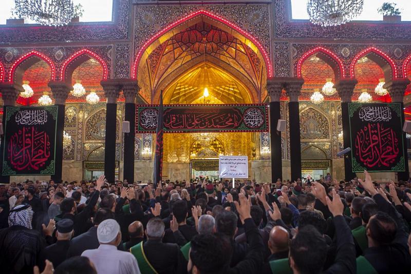 خَدَمَة العتبتَيْن المقدّستَيْن يُنشِدون تراتيلَ العزاء للإمام الباقر (عليه السلام)
