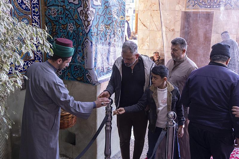 العتبة العباسية المقدسة تستقبل زائري مرقد أبي الفضل العباس (عليه السلام) بالتهاني بمناسبة ذكرى ولادته