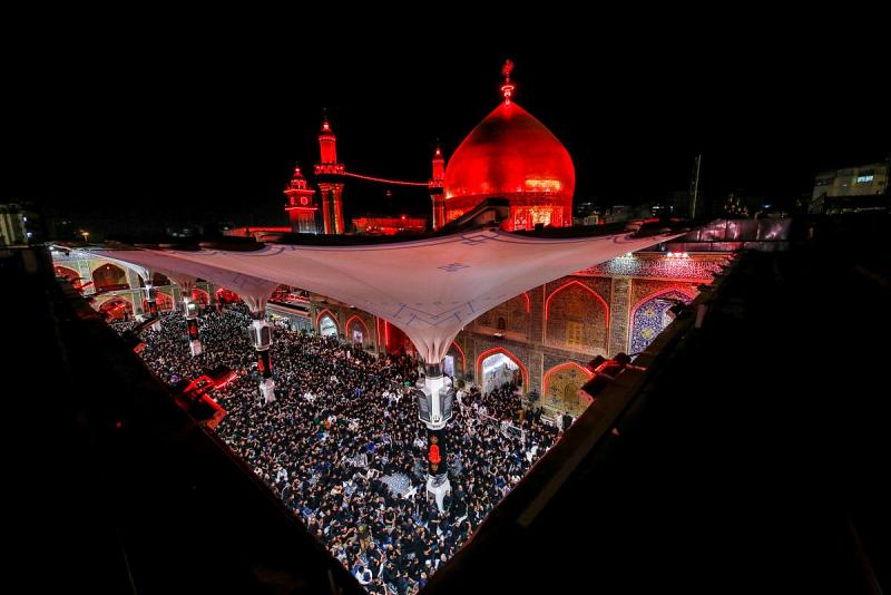 برعاية العتبتَيْن المقدّستَيْن: أهالي كربلاء ومواكبهم العزائيّة يُحيون ذكرى شهادة مولى الموحِّدِين عند مرقده