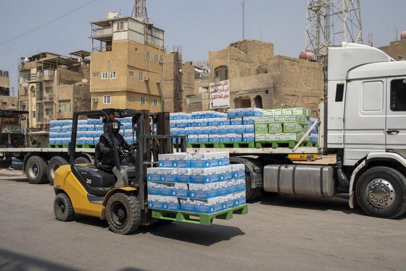 العتبةُ العبّاسية المقدّسة توفّر عشرات الآلاف من صناديق الماء لتقديمها للزائرين والمواكب