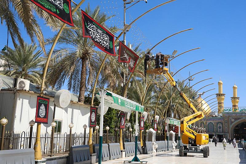 قسم بين الحرمين ينشر لافتات الحزن بذكرى وفاة السيدة خديجة الكبرى (عليها السلام)