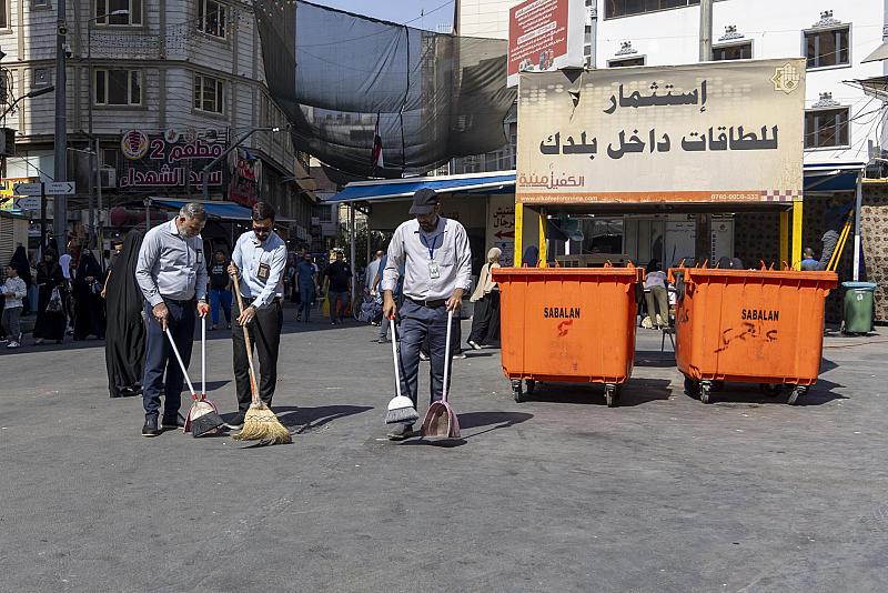 قسم بين الحرمين ينفذ حملة خدمية لتنظيف الساحة الوسطية والطرق المؤدية إلى العتبة العبّاسية المقدّسة
