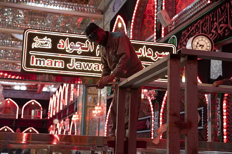 قسم الصناعات يباشر بنصب قواطع لتنظيم حركة الزائرين في سردابَي الإمامين الحسين والجواد (عليهما السلام)