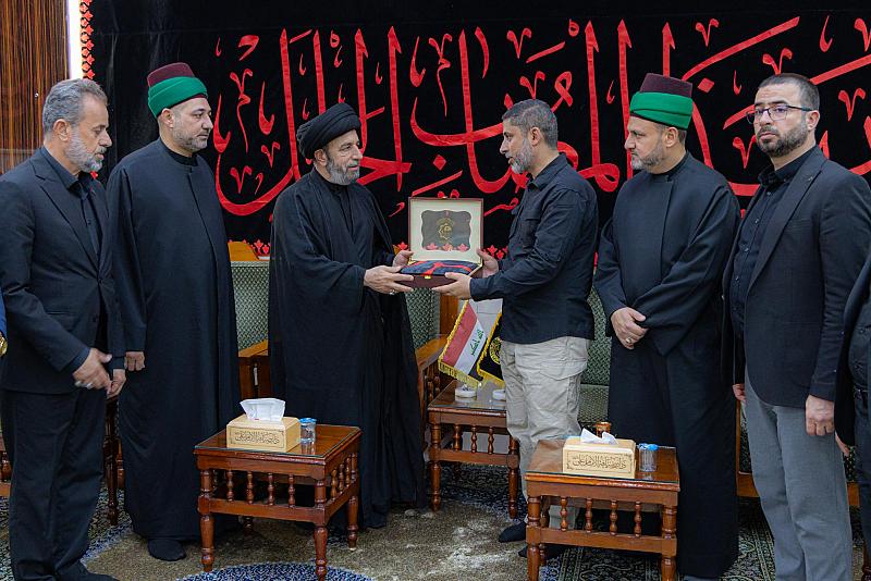 وفد العتبة العباسية المقدسة يسلّم راية عزاء شهادة  الإمام الحسن (عليه السلام) للعتبة العلوية المقدّسة