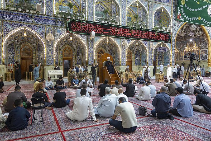 الزائرون يؤدون مراسم قراءة دعاء الندبة في صحن مرقد أبي الفضل العباس (عليه السلام)