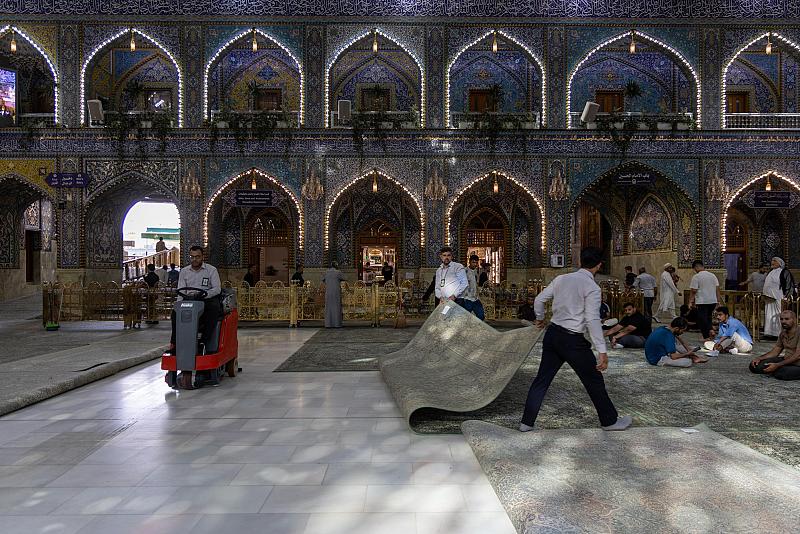 قسم رعاية الصحن الشريف ينفذ حملة تنظيف في مرقد أبي الفضل العباس (عليه السلام)