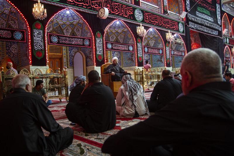 قبساتٌ من سيرة الإمام السجّاد عنوانٌ لمحاضرةٍ عُقِدت في صحن عمّه العبّاس (عليهما السلام)