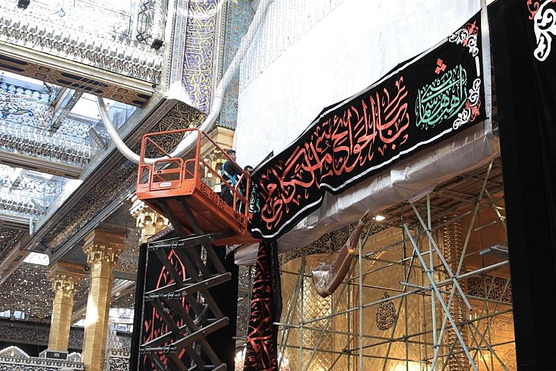 العتبة العباسية المقدسة تنشر السواد ولافتات الحزن إحياءً لذكرى شهادة الإمام الكاظم (عليه السلام)