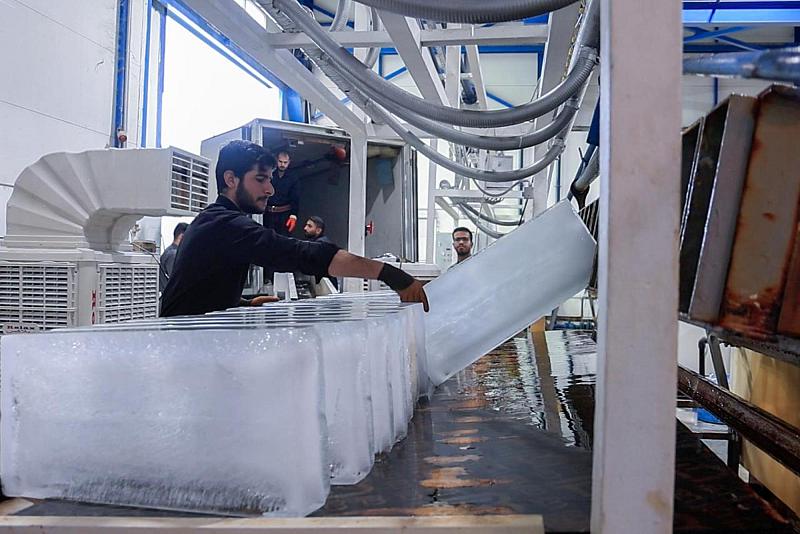 معمل ثلج الكفيل يرفع طاقته الإنتاجية لنحو 3 آلاف قالب يوميّاً خلال زيارة الأربعين