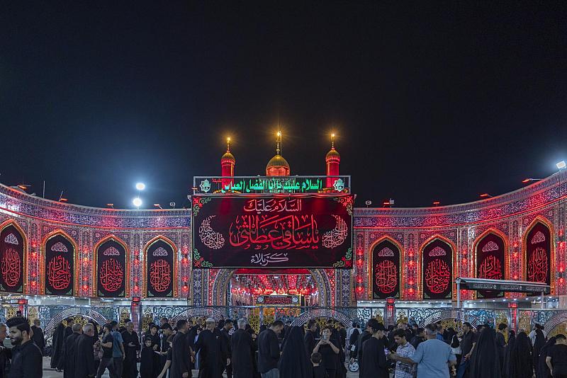 الزائرون يحيون ليلة الجمعة عند مرقد أبي الفضل العباس (عليه السلام)