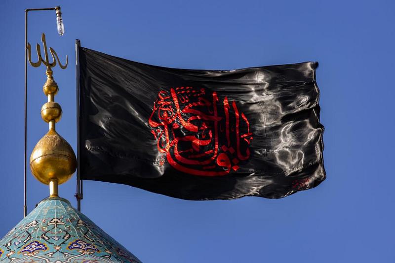 مقامُ الإمام المهديّ (عجّل الله فرجه) يتّشح بسواد الحزن العاشورائيّ وملاكاته تٌسهم في تنظيم مرور مواكب العزاء