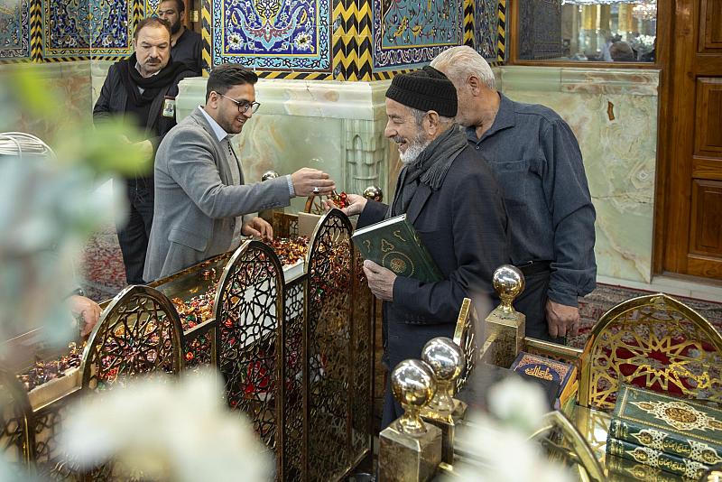 ملاكات العتبة العباسية المقدسة تستقبل الزائرين بالتهاني بمناسبة ذكرى ولادة علي الأكبر (عليه السلام)