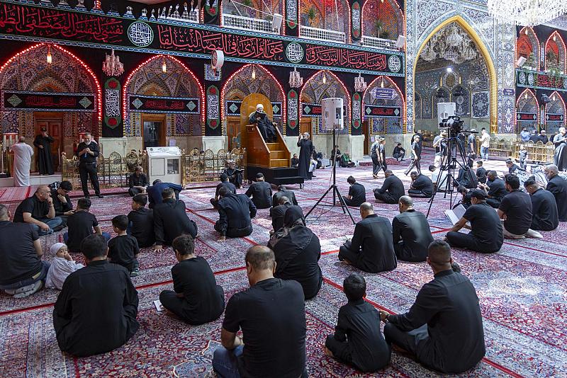 الزائرون يؤدون مراسم قراءة دعاء الندبة في صحن مرقد أبي الفضل العباس (عليه السلام)